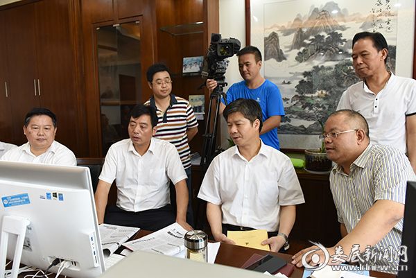 李荐国通过听、看、议的方式，详细了解了“大讨论”活动进展情况