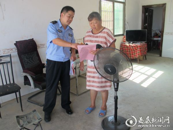 向群众宣传“三打三整治”传单