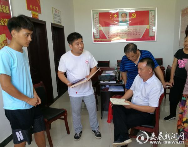 心系湘中百姓情牵脱贫攻坚调研组在松坪村工作