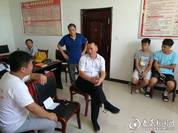 心系湘中百姓情牵脱贫攻坚调研组与永丰镇党委书记探讨