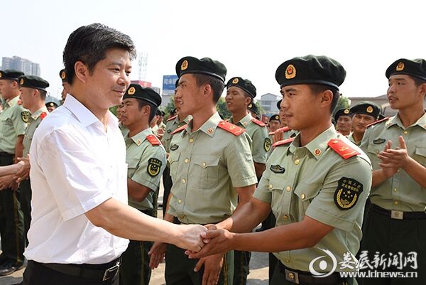 李荐国与武警官兵亲切握手