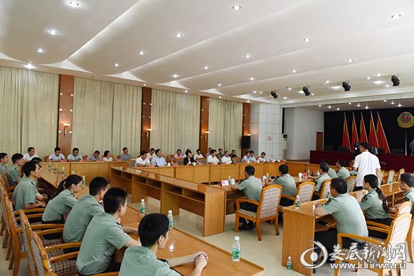 李荐国、杨懿文一行首先来到娄底军分区向军分区官兵及全体驻娄部队官兵致以节日的问候和祝福