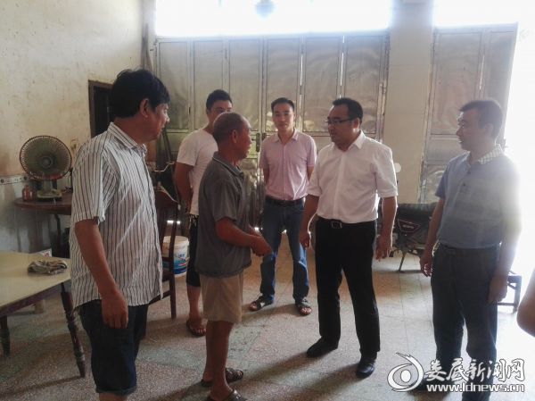 陈群到梓门桥镇走访慰问困难党员