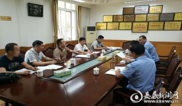 娄底市公安局治安支队副支队长阳一兵一行到分局检查指导工作01