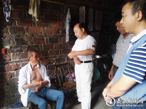 3 双峰县政府党组副书记邹学耀慰问梓门退役老兵