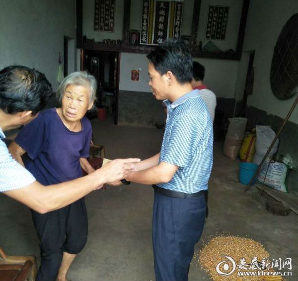 1 娄底市商务粮食局党组副书记、副局长刘先玺慰问梓门退役老兵