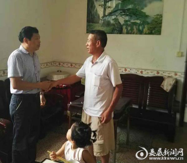 2 娄底市商务粮食局扶贫工作队队长谢中文慰问梓门退役老兵