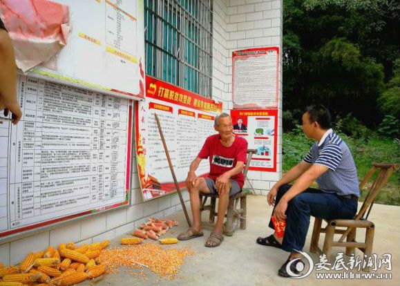 4 梓门桥镇党委书记刘志国慰问退役老兵