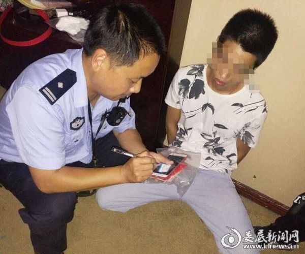 民警现场查获涉毒嫌疑人[1]