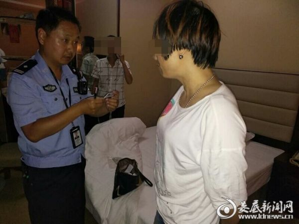 民警现场查获涉毒嫌疑人2[1]