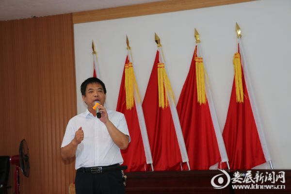 娄底市风景园林管理处党委书记主任陈辉唱军歌