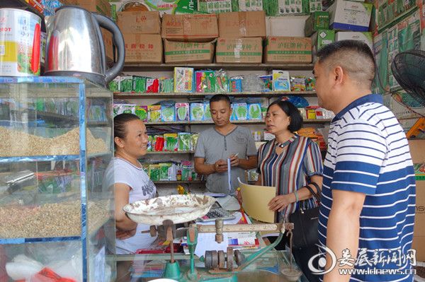 向农药经营者宣讲《条例》