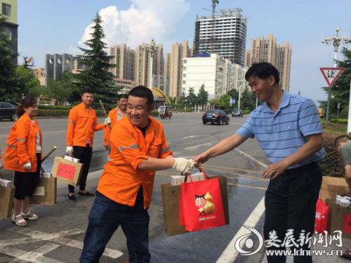 发放慰问品2