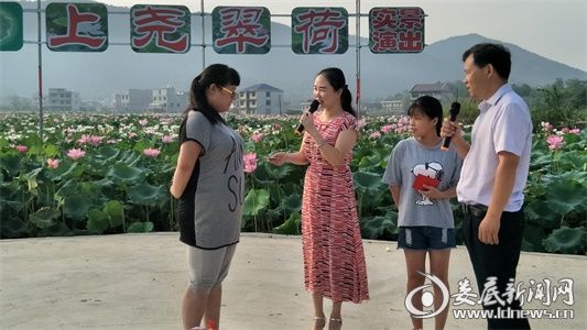 王海平向贫困学生送上助学金