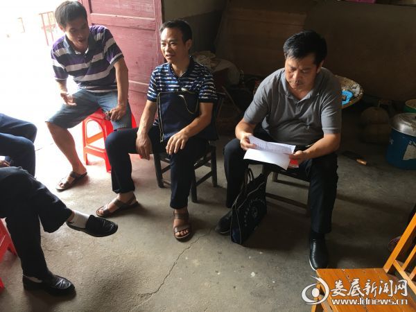 娄星区人大执法检查组到洪山村贫困户家中走访 (1)