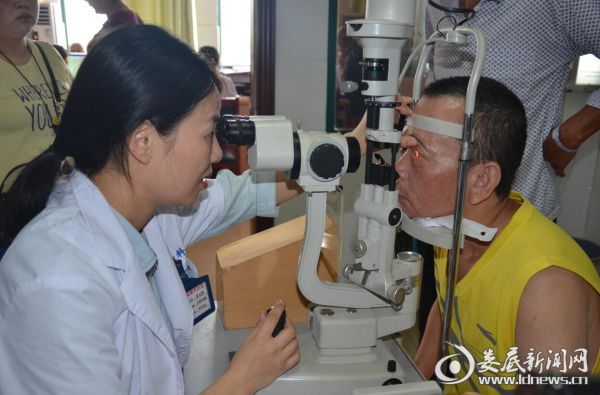 娄底爱尔眼科医院聂元辉主任正在为彭真良老人做术后检查