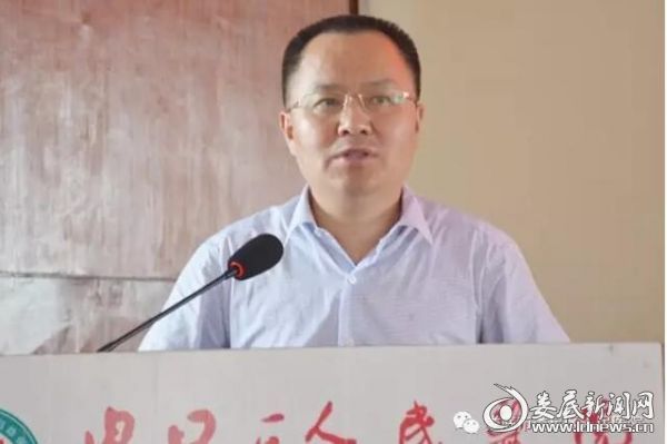贺军民在会上作总结发言