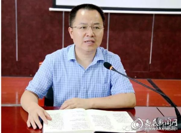 贺军民在会上讲话