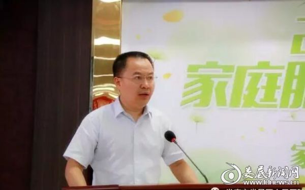 贺军民在会上讲话