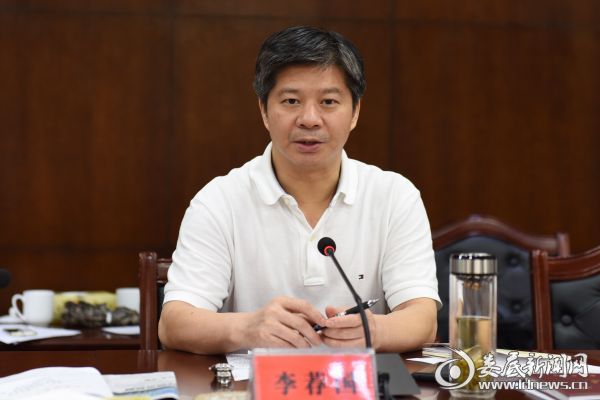 李荐国要求，从治惰治懒治脏治赌治愚等方面发力，动员贫困群众自力更生、勤俭持家、勤劳致富