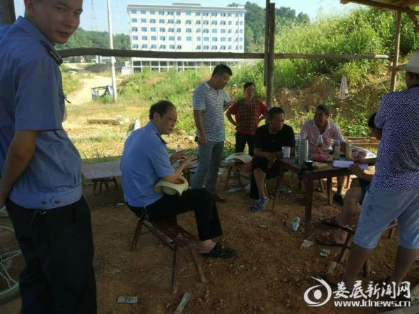 治安大队民警在阻工现场做工作[1]_看图王