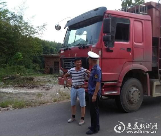 （执法人员和司机认真讲解法律法规）