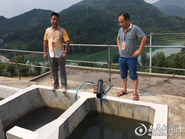 干部下村佩戴“有事请找我”信息卡
