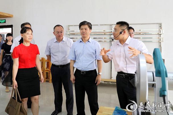 工作人员向李荐国杨懿文详细介绍学校有关情况