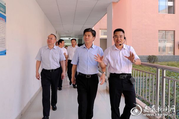 李荐国、杨懿文一行首先考察了学校的新培训楼以及校园建设情况