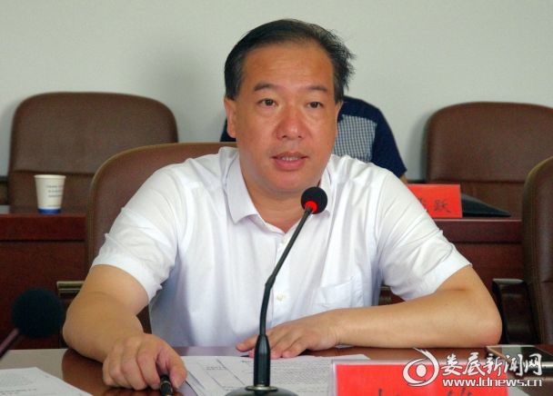市发改委党组书记、主任杨维做表态发言