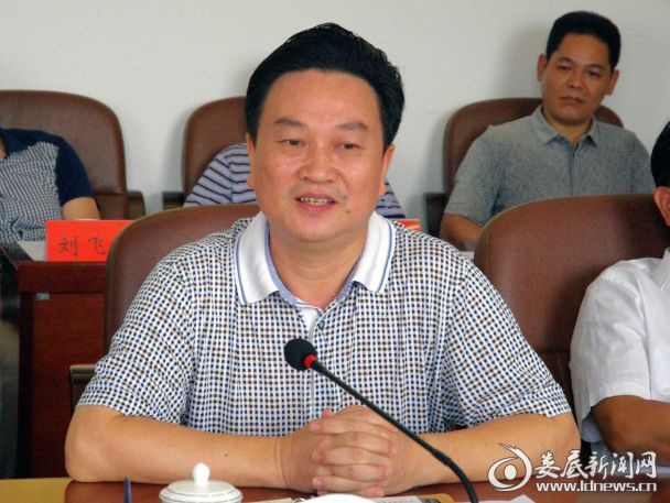 市商务粮食局局长龚洵胜做表态发言
