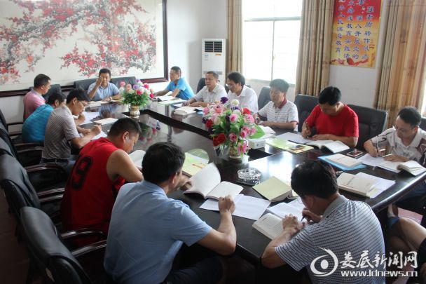 行政组在学习讨论