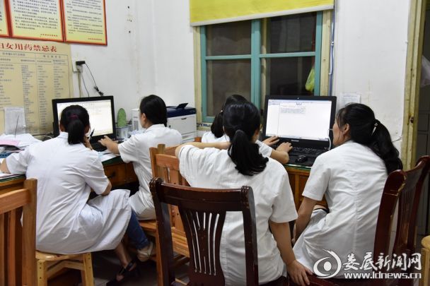 双峰县妇幼保健院副院长彭泳辉组织医护人员讨论病情、写病历、观察病情，一直工作到晚上10点。