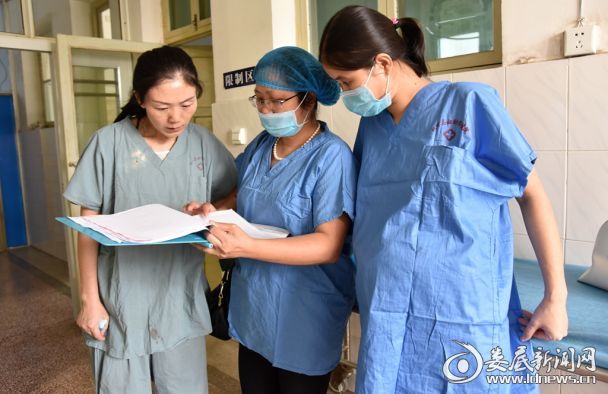 娄底市妇幼保健院工会主席卢加红在看病历