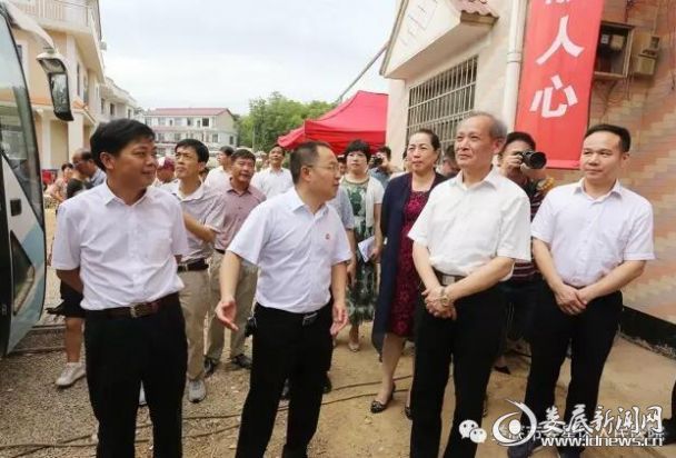郭光文（右二）一行在“健康快车”下基层活动现场调研