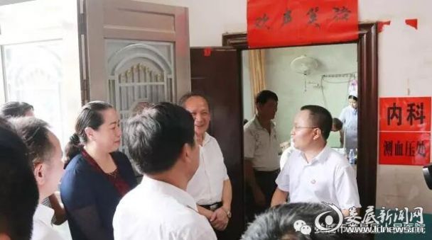 贺军民向郭光文一行介绍体检相关情况