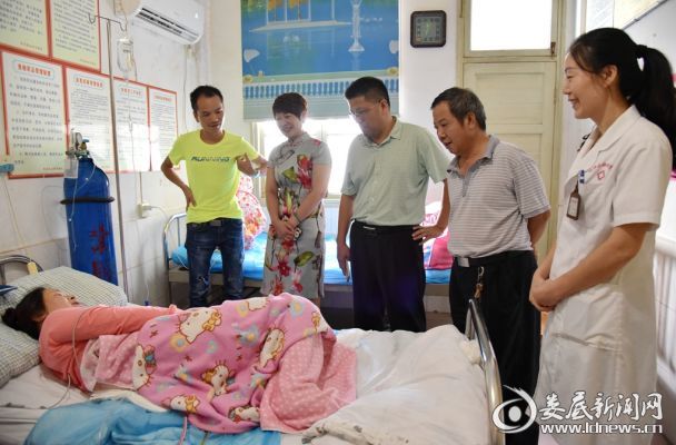 8月29日上午，双峰县卫计局局长向建新、副局长李谦予到病房看望王青，并送上果篮表示慰问。