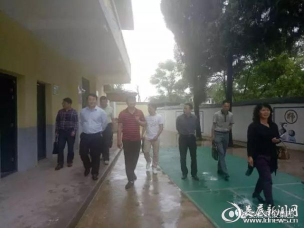 市城投集团党委书记、董事长梁巨伟率领班子成员、各部室、各子公司负责人察看建农小学办学条件。