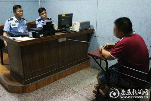 民警讯问涉嫌妨害公务犯罪嫌疑人谢某[1]_看图王