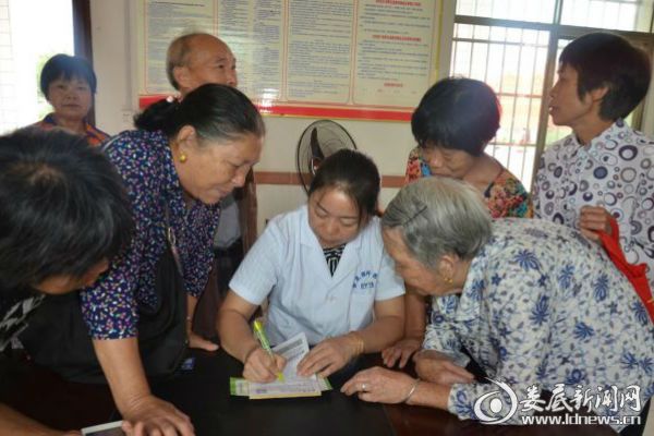 娄底爱尔眼科医院医务人员为前来检查的村民登记信息