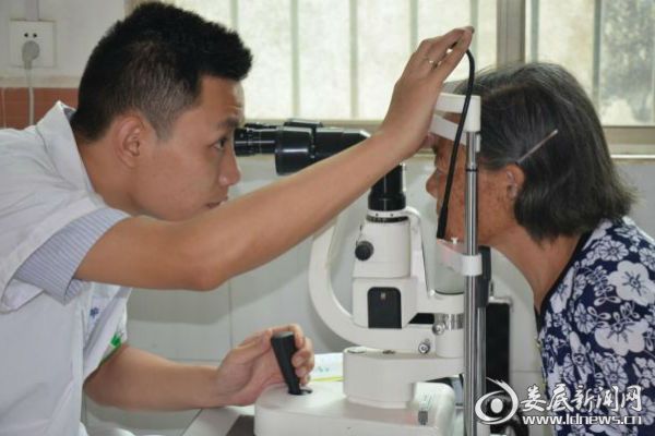 娄底爱尔眼科医院医务人员通过裂隙灯为村民进行详细检查