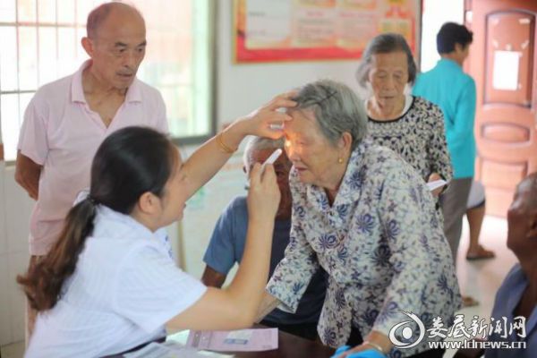 医务人员就白内障发病原因及治疗知识向筛查患者进行了详细地讲解