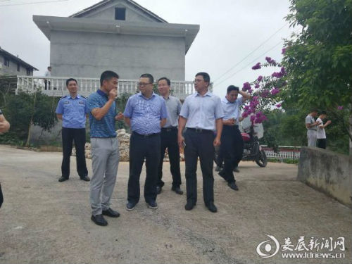 （调研现场，肖翔书记仔细倾听该村彭育晚支书对产业发展情况的汇报）