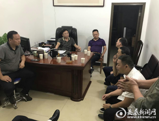 （会议讨论现场）