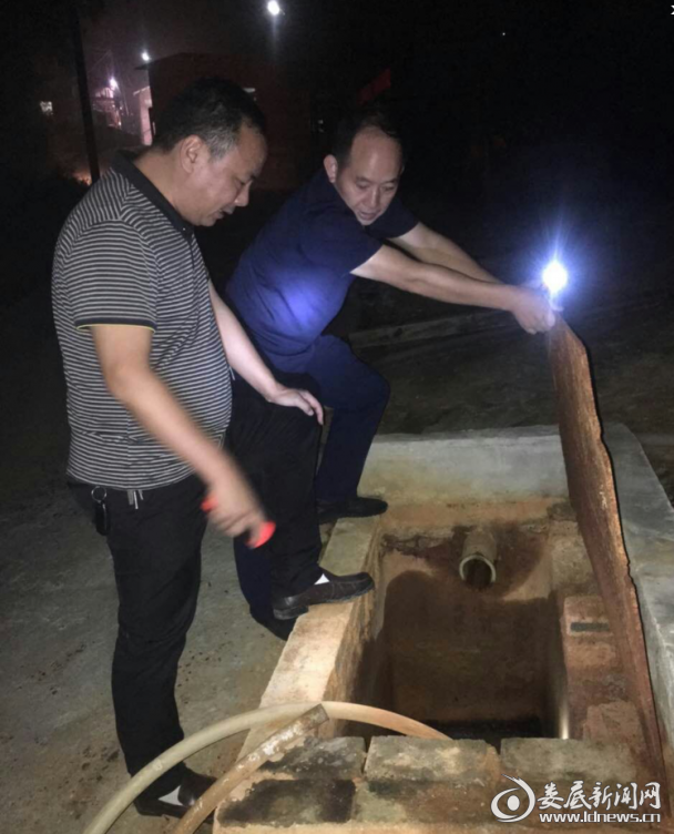 （夜间检查现场）