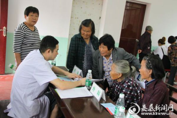 医生为村民解答疑问