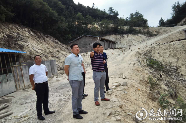 （扶贫组一行现场察看技术扶贫项目---养殖基地）