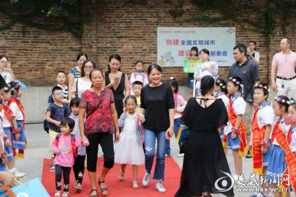 1、小志愿者们欢迎新同学的到来