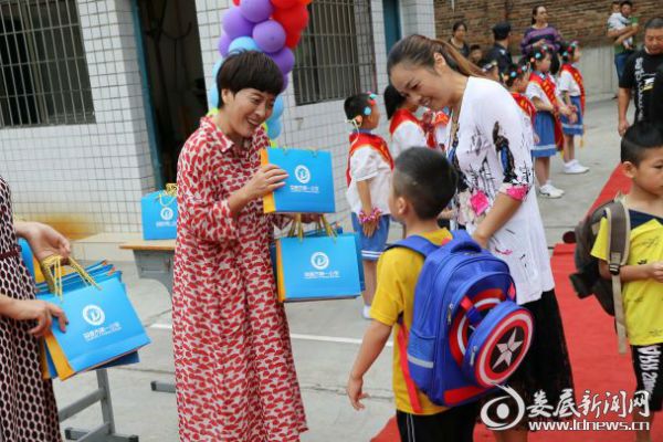 3、校长周莹给新生赠送梦想大礼包