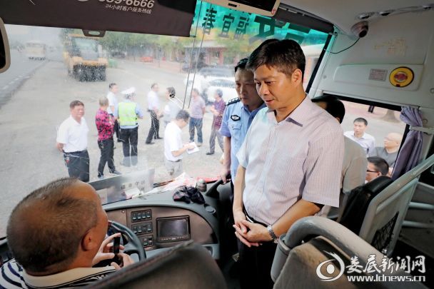 李荐国向随机拦下的长途客运大巴驾车员王师傅详细询问有关情况